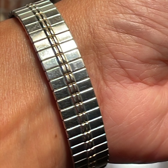 Women’s Guess Watch - Picture 7 of 12